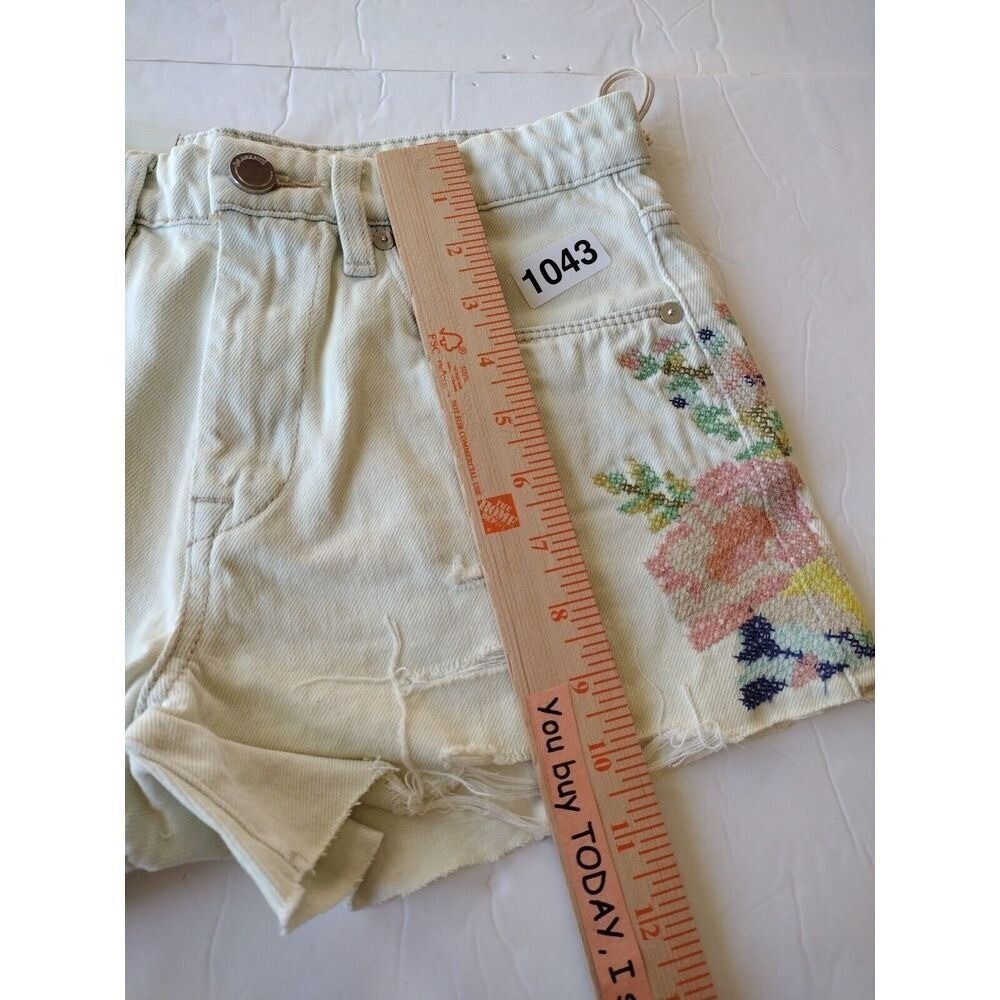 Blank NYC Shorts Woman's 25 White Off Denim Floral Embroidered Distressed - Picture 6 of 11